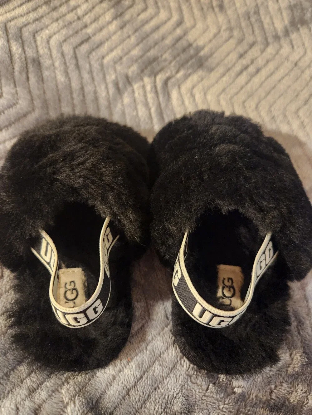 UGG Kids Black Fluffy Slide Sandals with Branded Elastic Heel Strap, Size 8